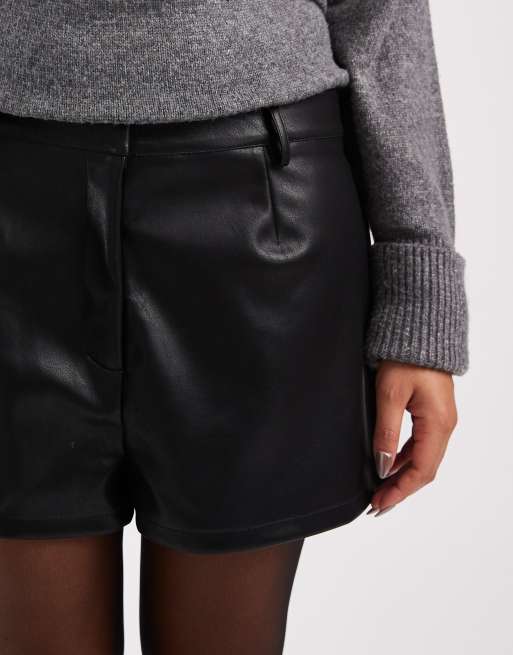 Pantalones cortos de sastre negros de efecto cuero de ASOS DESIGN Curve, 3 de 5