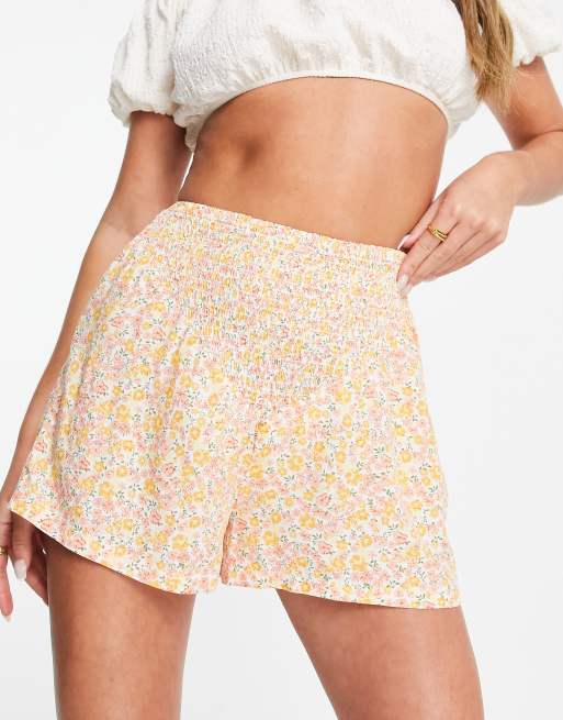 Pantalones cortos de talle alto amarillos estampado floral y diseño fruncido de Pimkie | ASOS