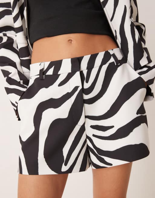 Pantalones cortos de talle alto con estampado de cebra de ASOS DESIGN (parte de un conjunto), 4 de 4