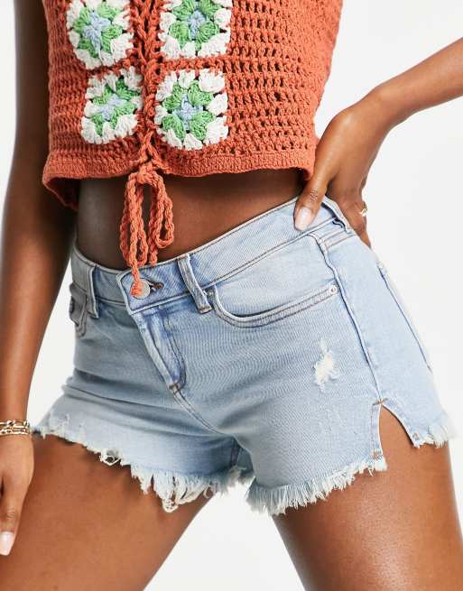 Pantalones cortos de talle bajo con lavado descolorido y abertura lateral de Miss Selfridge