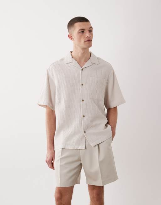 Pantalones cortos de vestir color crudo de corte ancho con pinzas de ASOS DESIGN