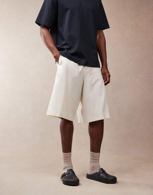 Pantalones cortos de vestir color crudo extragrandes de estilo bermudas de mezcla de lino de ASOS DESIGN