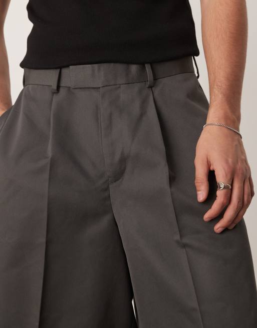 Pantalones cortos de vestir gris oscuro estilo bermudas extragrandes con pinza delantera de ASOS DESIGN, 3 de 5