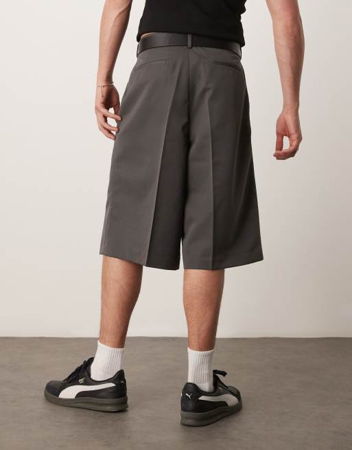 Pantalones cortos de vestir gris oscuro estilo bermudas extragrandes con pinza delantera de ASOS DESIGN, 4 de 5
