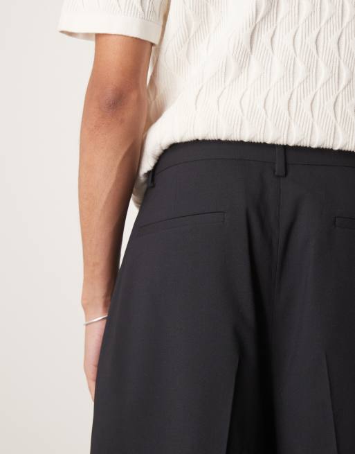 Pantalones cortos de vestir negros extragrandes de estilo bermudas con pinzas dobles de ASOS DESIGN, 4 de 5