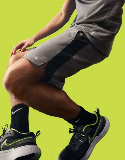 Pantalones cortos deportivos con panel a contraste de ASOS 4505