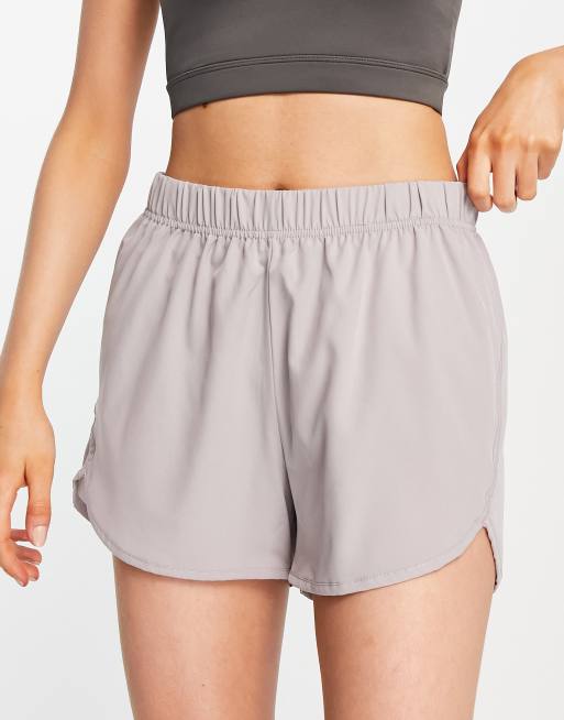 Pantalones cortos deportivos grises sueltos de tejido transpirable de Only Play, 3 de 4