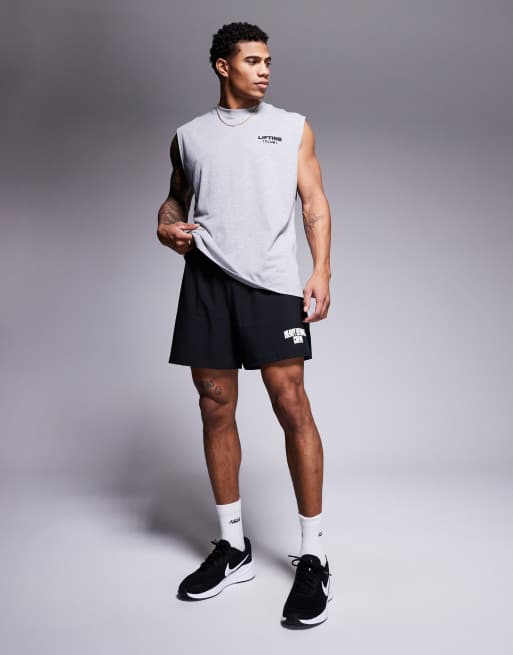 Pantalones cortos deportivos negros de corte suelto con bolsillos con cremallera y estampado gráfico de tejido de secado rápido de 4505 