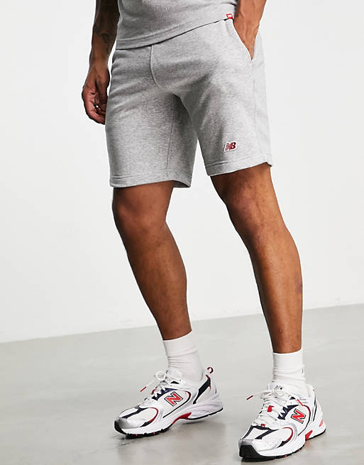 Hombre Pantalones cortos | Pantalones cortos en gris con logo pequeño de New Balance - RR45028