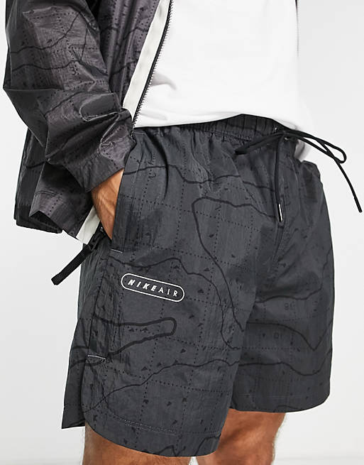 Hombre Pantalones cortos | Pantalones cortos gris antracita impermeables con diseño estampado de Nike Air - PY29982