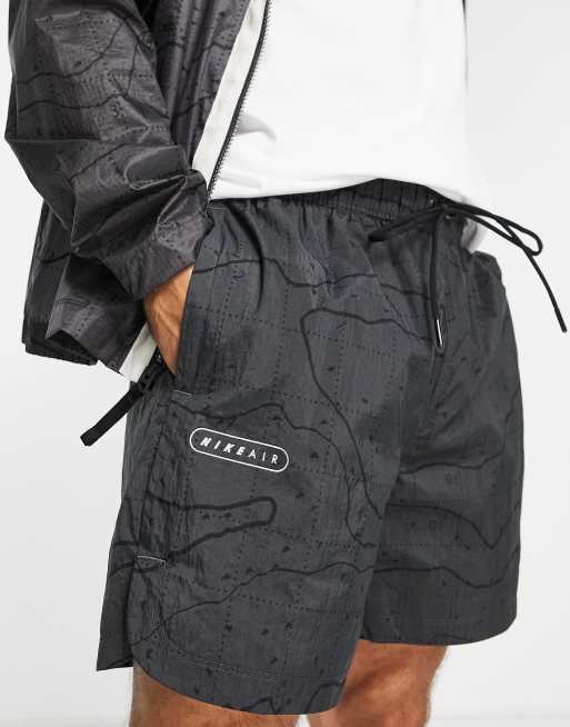 Pantalones cortos gris antracita impermeables con diseño estampado de Nike Air