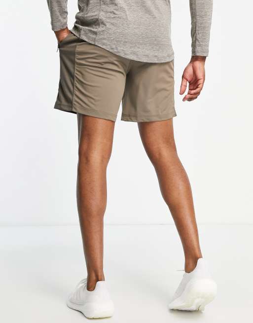 Pantalones cortos carbón con panel de malla de Umbro Fitness | ASOS