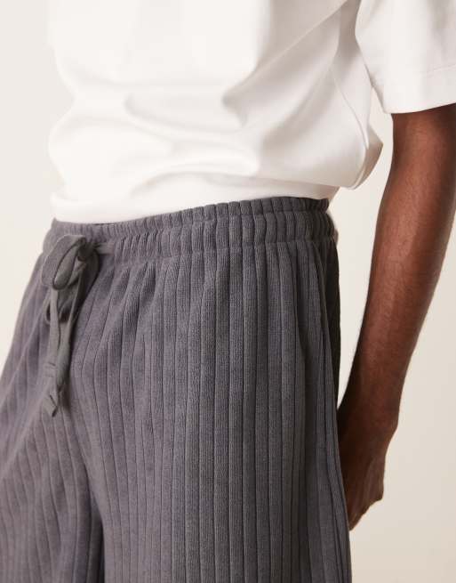 Pantalones cortos gris carbón extragrandes de tejido de rizo texturizado de ASOS DESIGN, 3 de 5