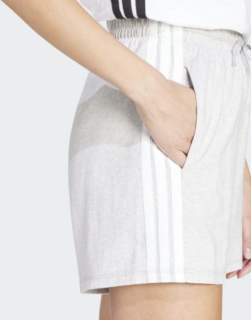 Pantalones cortos gris claro y blancos con detalle de 3 rayas Essentials de adidas Performance, 2 de 4
