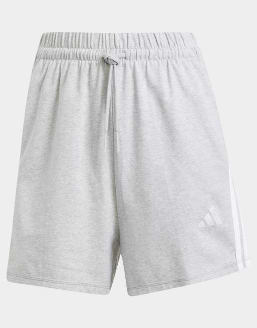 Pantalones cortos gris claro y blancos con detalle de 3 rayas Essentials de adidas Performance, 3 de 4