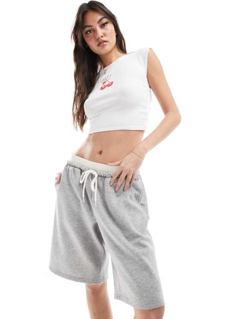 Pantalones cortos gris jaspeado de corte alargado con cinturilla elástica de punto liso de Monki, 2 de 5