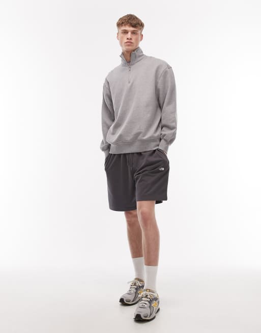 Pantalones cortos gris oscuro básicos extragrandes con logo de The North Face, 2 de 5