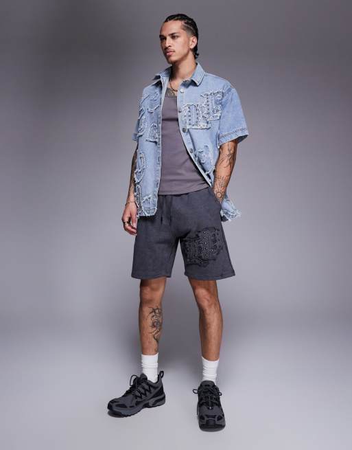 Pantalones cortos grises con aplicación del logo de parche con tachuelas de punto liso de Liquor N Poker