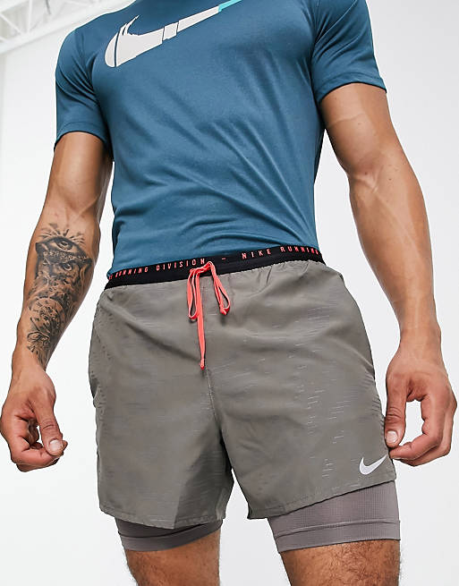 Hombre Pantalones cortos | Pantalones cortos grises con diseño 2 en 1 Dri-FIT Run Division Flex Stride de Nike Running - FG02877