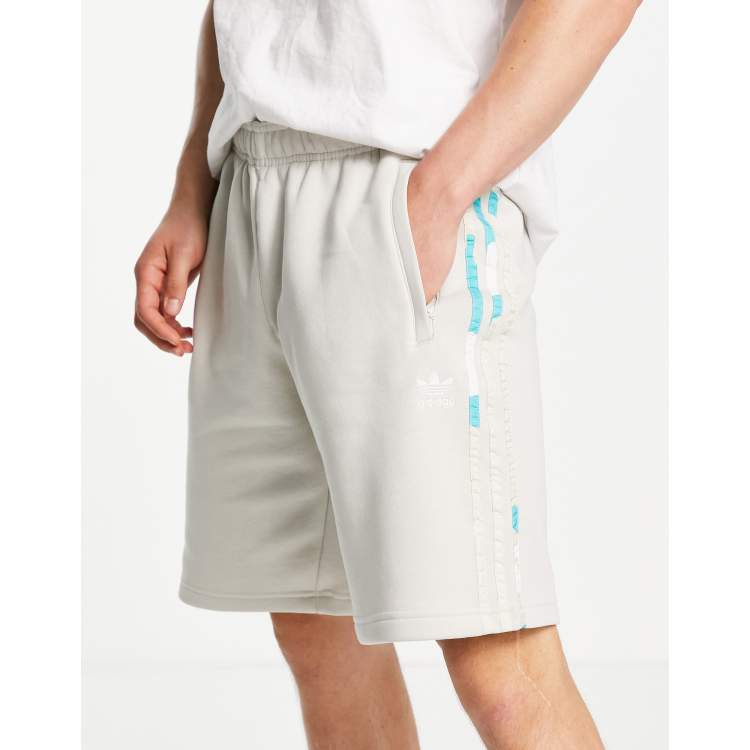 adidas eqt oqular shoes sale | Pantalones cortos grises con diseño de camuflaje y detalle de tres rayas de adidas Originals | Cra-wallonieShops