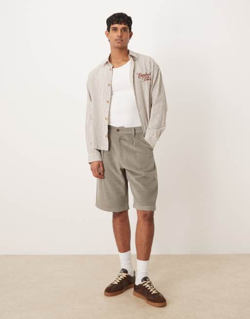 Pantalones cortos grises con pinzas dobles de Prohibited, 2 de 5