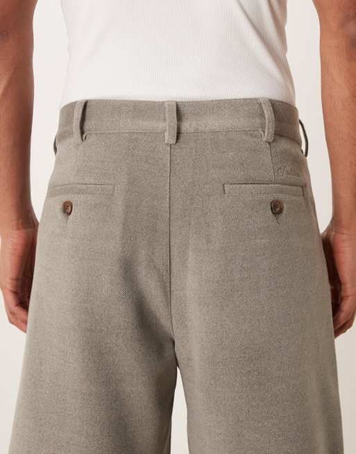 Pantalones cortos grises con pinzas dobles de Prohibited, 4 de 5