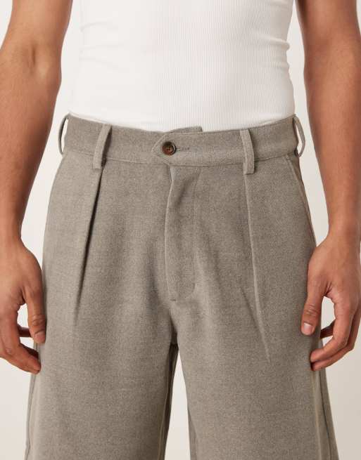 Pantalones cortos grises con pinzas dobles de Prohibited, 5 de 5