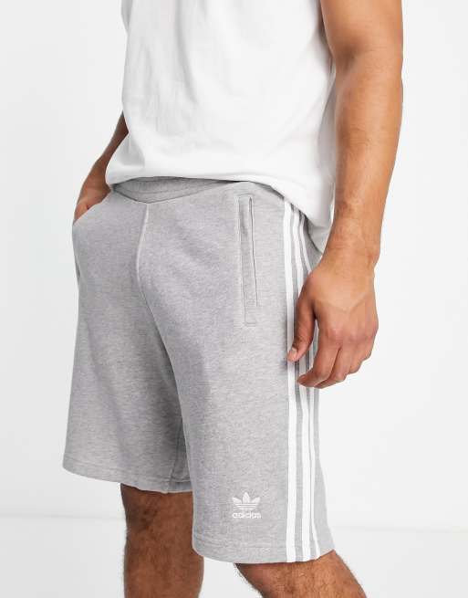 Pantalones cortos grises con tres rayas de adidas Originals | ASOS