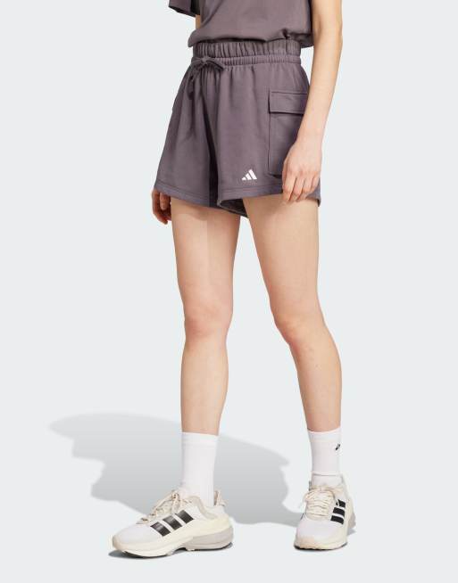 Pantalones cortos grises y blancos cargo con logo pequeño de felpa rizada Essentials de adidas Performance