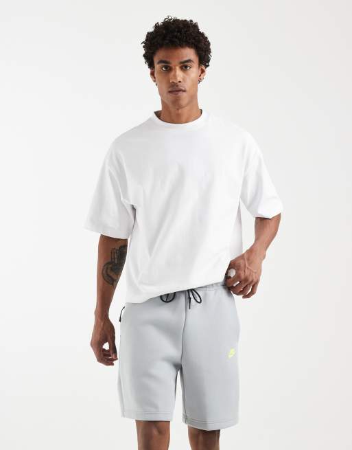 Pantalones cortos grises y verde neón de punto Tech Fleece de Nike, 2 de 5