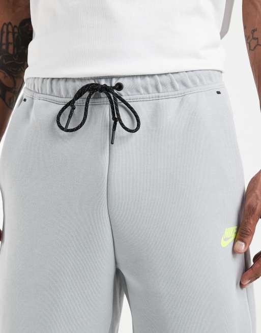 Pantalones cortos grises y verde neón de punto Tech Fleece de Nike, 3 de 5