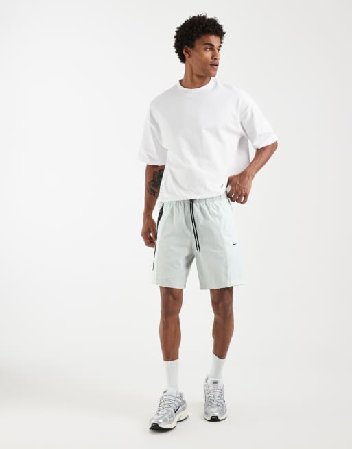 Pantalones cortos grises y verdes de tejido liso Dri-FIT de Nike, 2 de 5