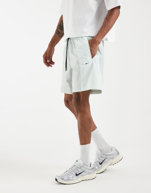 Pantalones cortos grises y verdes de tejido liso Dri-FIT de Nike, 3 de 5
