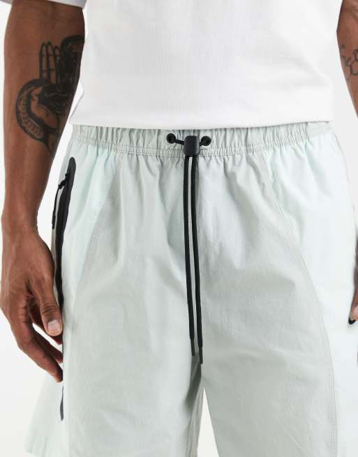 Pantalones cortos grises y verdes de tejido liso Dri-FIT de Nike, 4 de 5