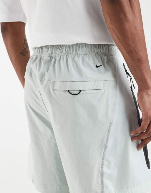 Pantalones cortos grises y verdes de tejido liso Dri-FIT de Nike, 5 de 5