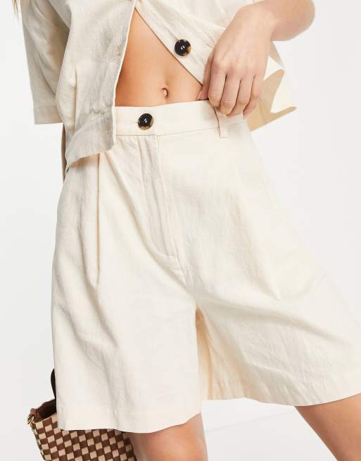 Pantalones cortos largos color crudo de mezcla de lino de Selected Femme parte de un conjunto