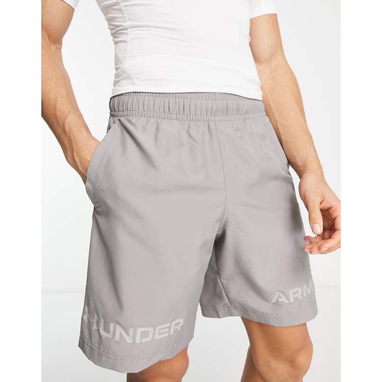 Pantalones marrón claro con estampado gráfico de logo de texto de Under | ASOS