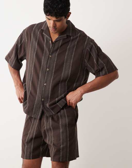 Pantalones cortos marrón oscuro de largo medio de tejido texturizado de ASOS DESIGN (parte de un conjunto), 2 de 5