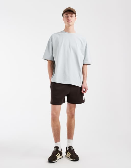 Pantalones cortos marrón oscuro extragrandes con gráfico de punto liso de ASOS DESIGN, 2 de 5