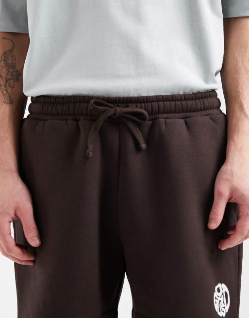Pantalones cortos marrón oscuro extragrandes con gráfico de punto liso de ASOS DESIGN, 4 de 5