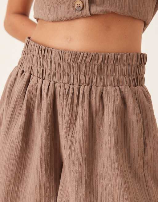 Pantalones cortos marrón topo sin cierres de tejido efecto rugoso de ASOS DESIGN (parte de un conjunto), 2 de 5