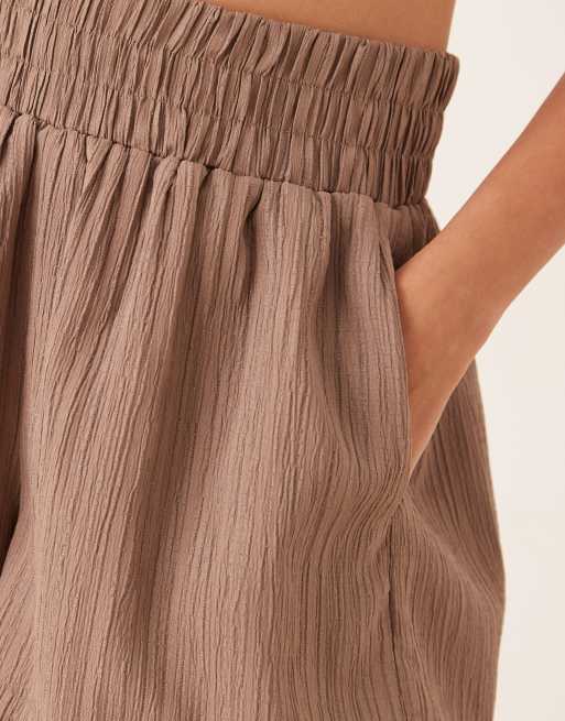 Pantalones cortos marrón topo sin cierres de tejido efecto rugoso de ASOS DESIGN (parte de un conjunto), 5 de 5