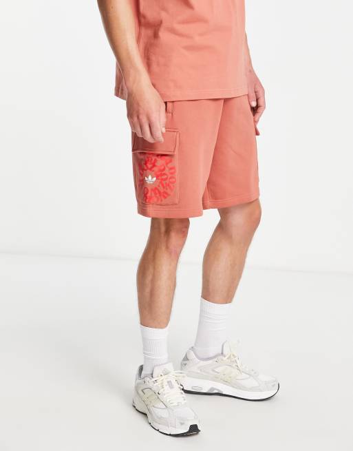 Pantalones cortos marrones cargo de adidas Originals