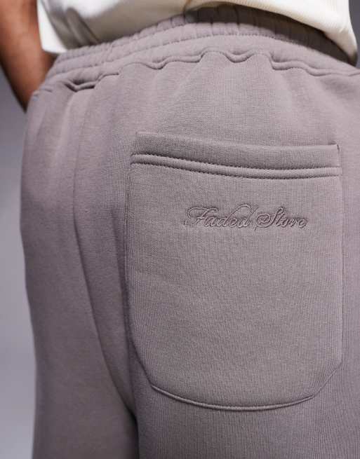 Pantalones cortos marrones con logo de monograma de tejido de 320 g/m² de Faded Store (parte de un conjunto), 3 de 5