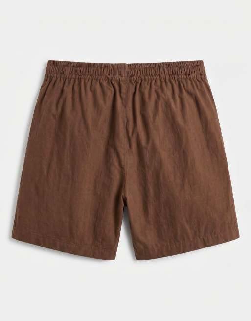 Pantalones cortos marrones de corte ancho y largo medio elásticos con ribetes de nailon de ASOS DESIGN, 7 de 9