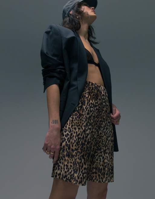 Pantalones cortos marrones de pernera ancha con estampado de leopardo y pinzas de tejido rugoso de Topshop ClassicfuncenterShops