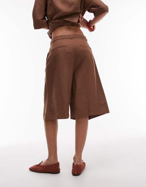 Pantalones cortos marrones estilo bermudas alargadas de mezcla de