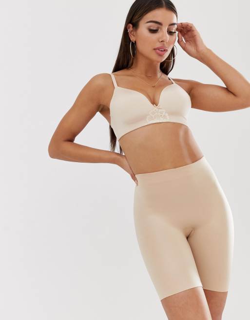 Pantalones cortos moldeadores en tono natural glamuroso Suit Your Fancy Butt Enhancer de Spanx, 2 de 4