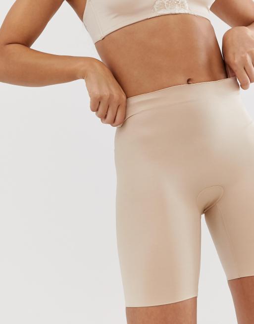 Pantalones cortos moldeadores en tono natural glamuroso Suit Your Fancy Butt Enhancer de Spanx, 3 de 4