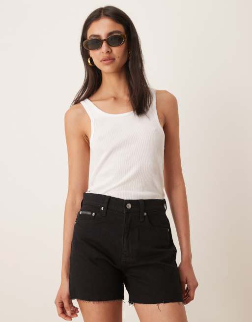 Pantalones cortos mom con lavado negro y bajo sin rematar de